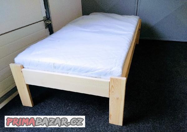 postel-z-masivu-borovice-bez-cela-vhodne-do-penzionu