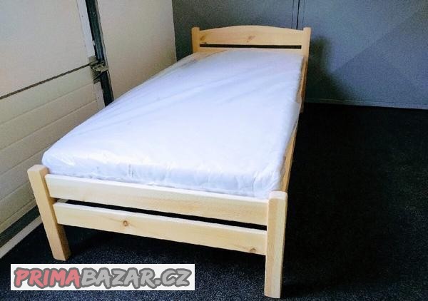 postel-z-masivu-borovice-vhodna-do-penzionu-hotelu