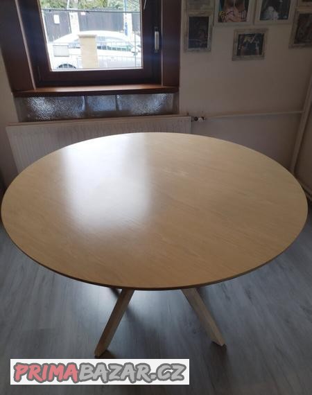 Kulatý stůl