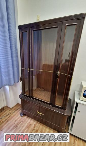 Starší komoda a vitrína