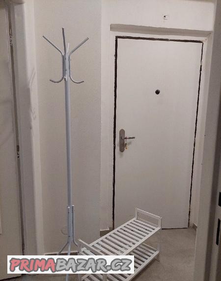 Předsíňový kovový věšák