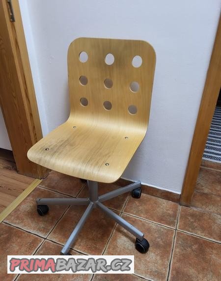 detska-drevena-zidle-na-koleckach-ikea