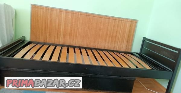 prodam-cernou-drevenou-postel-s-lamelovym-rostem