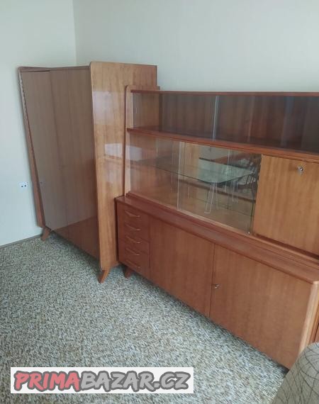 obyvaci-stena-skrine-postel-zidle
