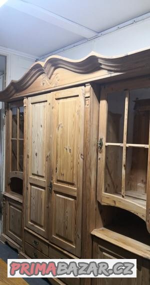 Celomasivní skříň s šuplíky