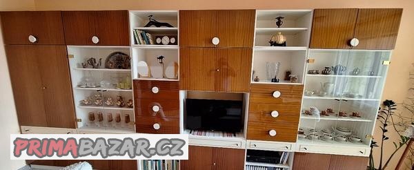 prodam-obyvaci-stenu-s-konferencnim-stolkem
