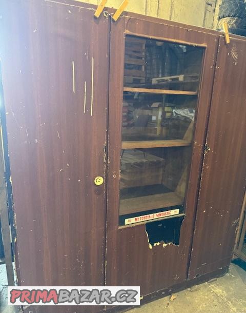 skříň z masivu