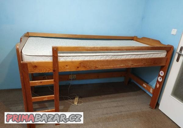 postel-domecek-masiv-psaci-stul