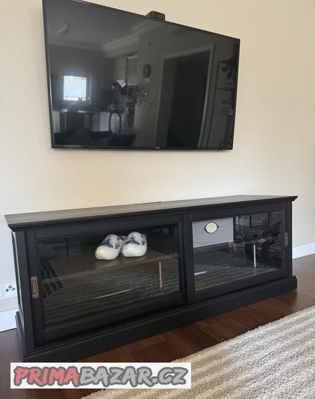 ikea-tv-stolek-s-posuvnymi-dvermi