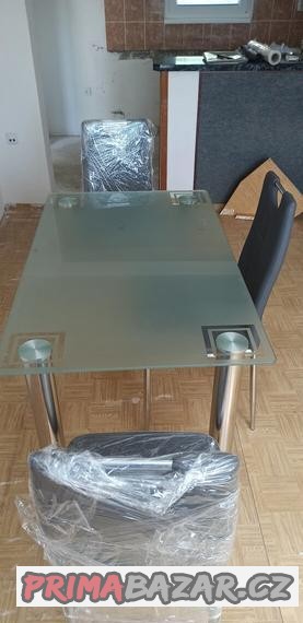 skleneny-jidelni-stul