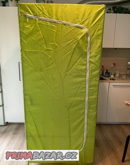 Kovová skříň s látkovým potahem