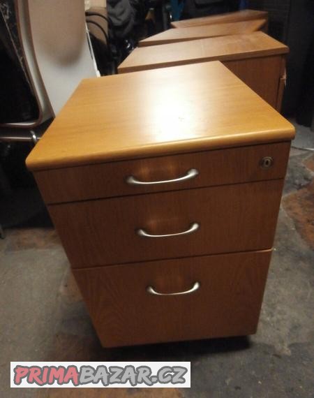 skrinky-drevene-se-zasuvkami-na-koleckach-za-500-kc