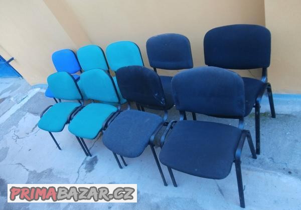 Židle 9 ks kovová stohovatelná čalouněná látkou za 67 kč