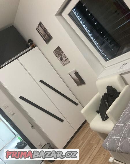 dve-stejne-bile-postele-rosty-a-dve-skrine