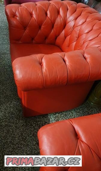 chesterfield-styl-cervena-kozena-2-1-taburet-znizena-cena