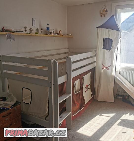 detska-postel-se-skluzavkou-bez-rostu-a-matrace