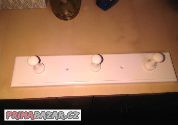 Věšák na stěnu bílý