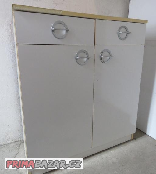 stary-nabytek-bila-skrin