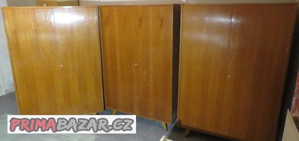 Starý nábytek socialismus – stejné šatní skříně s nástavci