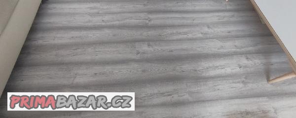 laminatova-podlaha-dub-sedy-imitace-dreva