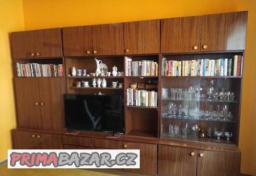 Hnědá obývací stěna