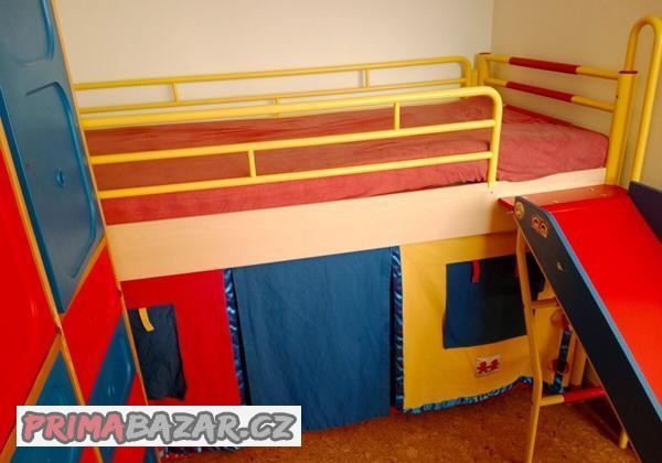 postel-se-skluzavkou-skrine