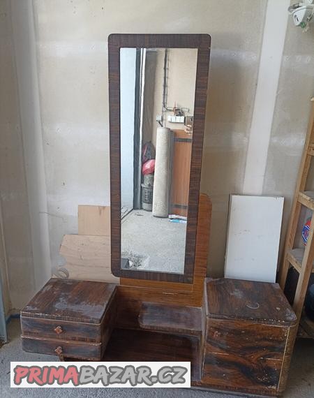 Toaletní stolek se zrcadlem