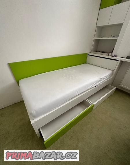 postel-s-uloznym-prostorem-a-rostem