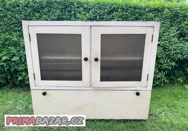 prodam-starou-drevenou-prosklenou-skrinku-od-kredence