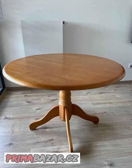 kruhovy-dreveny-stul-z-masivu-ctyri-drevene-zidle-z-masivu