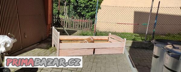 dreveny-ram-postele-vcetne-rostu-a-supliku