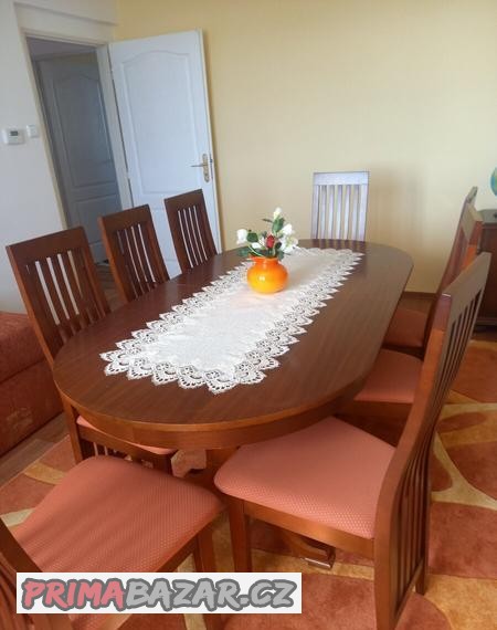 velky-stul-s-8-zidlemi