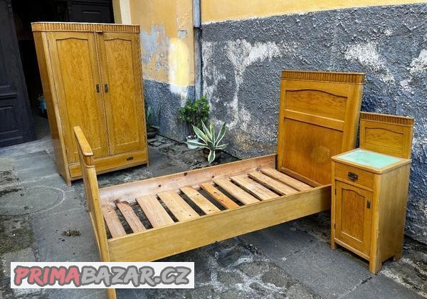 starozitna-loznice-z-masivu-na-chalupu