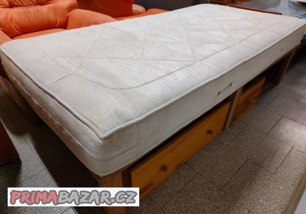 postel-s-matraci-a-uloznymi-supliky