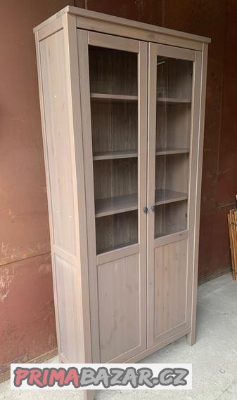 ikea-hemnes-knihovna-vitrina-masiv-sede-moridlo
