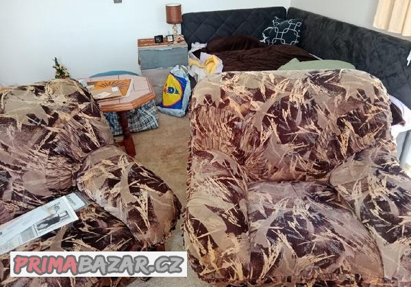 dve-pohodlna-kresla-konferencni-stolek