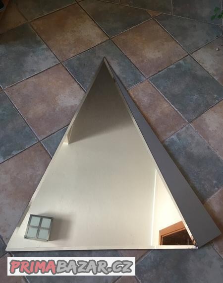 kvalitní zrcadlo trojúhelníkového tvaru