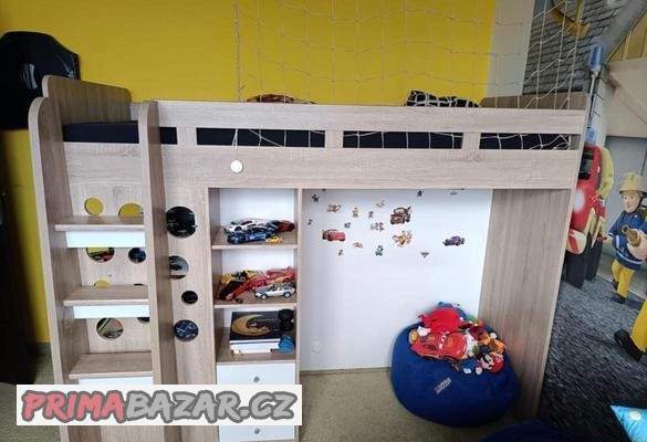 patrova-postel-se-schody