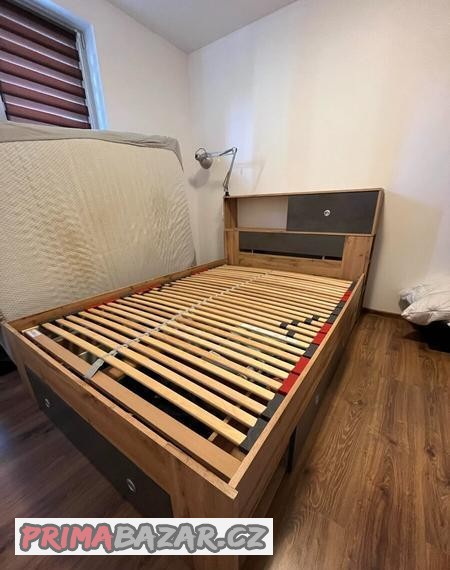 postel-s-uloznymi-prostory-nocnimi-stolky-a-matrace