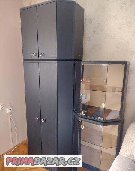 obyvaci-stena-cerna-castecne-prosklena-kourove-sklo
