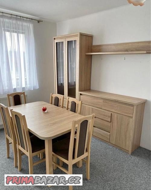 jidelni-stul-zidle-komoda-vitrina