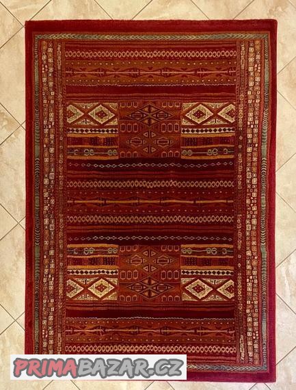 Pěkný tkaný koberec