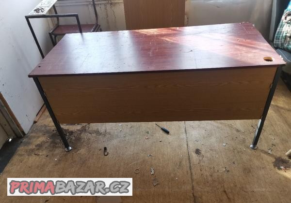 Prodám dva stejné pracovní stoly
