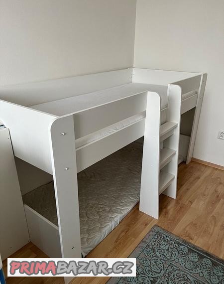 patrova-detska-postel-se-stolem