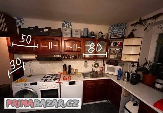 kuchyn-dvere-makrolon-desky-perinak-stolek-konferencni