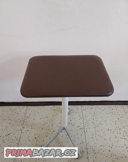 pojizdny-stolek-s-polstrovanou-deskou