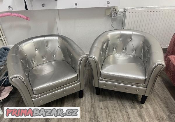 chesterfield-stribrna-kresla