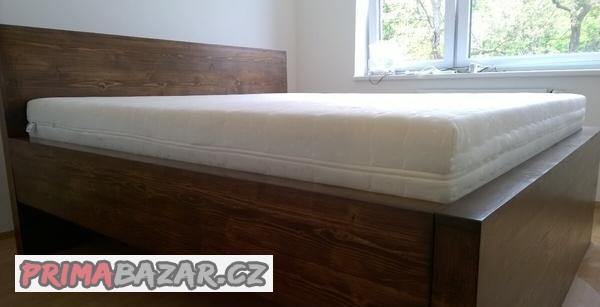 nadherna-postel-z-masivu