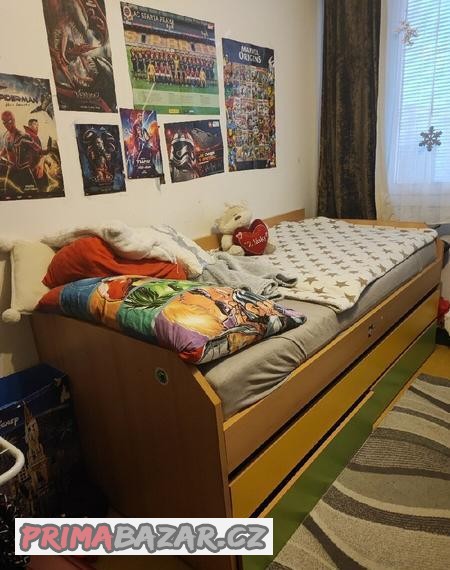 postel-s-uloznym-prostorem-a-pristylkou