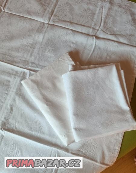 bile-povleceni-na-polstar-se-vzory